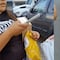 ¡Otra de Mercado Libre! Exhiben a repartidora que entregó paquete abierto