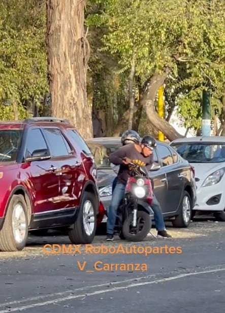 Pareja roba autopartes