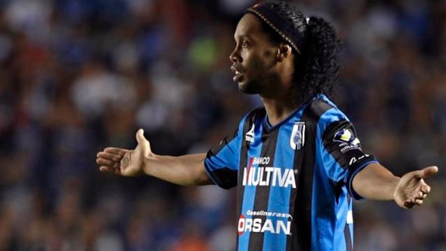 La embajada de Brasil exigió que se aplique la Ley sobre los insultos racistas de, Carlos Manuel Treviño, hacia Ronaldinho.