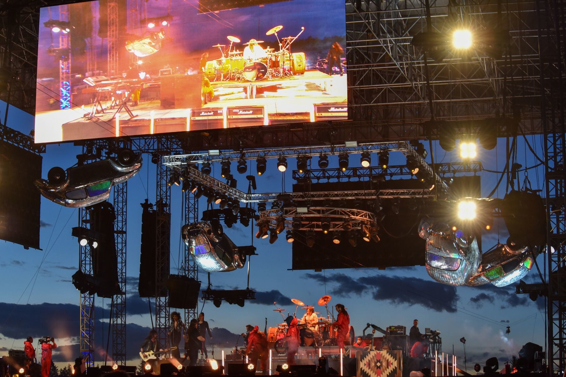 TOLUCA, ESTADO DE MÉXICO, 07AGOSTO2020.- Está noche se presentó el primer autoconcierto del Foro Pegaso con el grupo Moderatto, una nueva forma de diversión después de haber sido cancelados los eventos masivos por la pandemia de COVID-19; con un escenario de 360 grados y pantallas gigantes, se reactivan los conciertos en nuestro país. FOTO: CRISANTA ESPINOSA AGUILAR /CUARTOSCURO.COM
