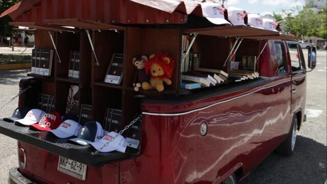 Gerardo Fernández Noroña presenta el ‘Noroñabús’