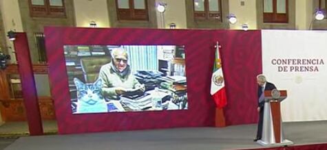 AMLO muestra que Carlos Monsiváis tenía gatos en su oficina en su mañanera