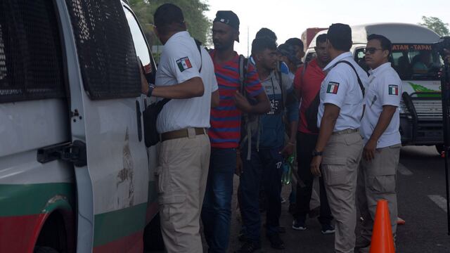 Agentes migratorios realizan un operativo de revisión