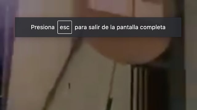 Mujer destuyendo nidos de golondrina