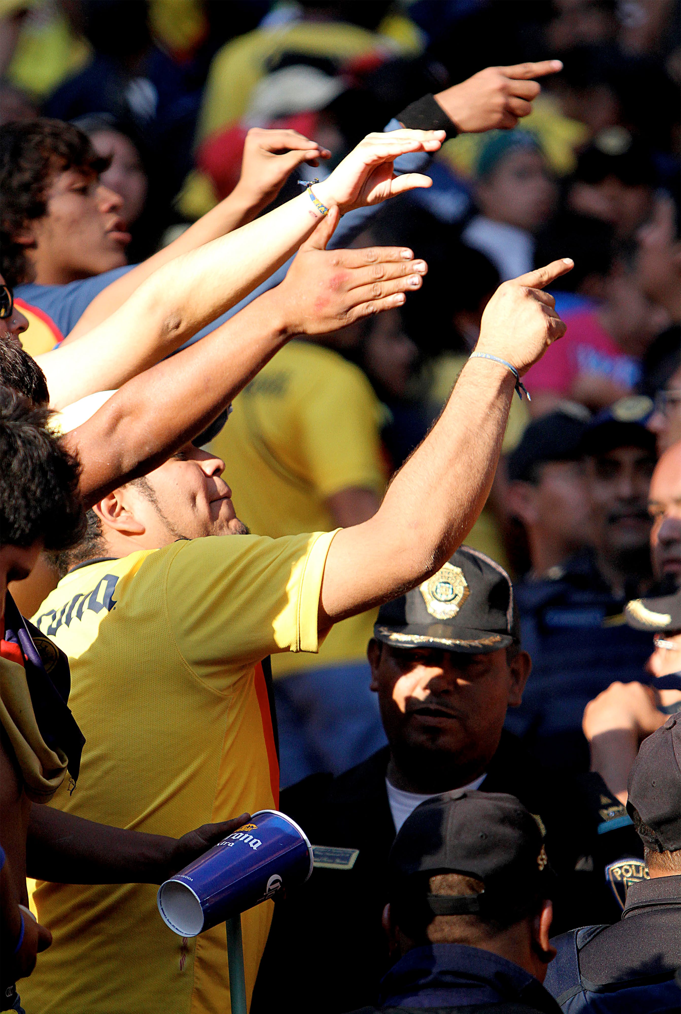 La policía detuvo a aficionados de América que alteraban el orden