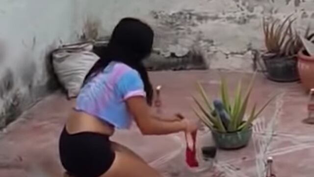 Mujer practica un "amarre"