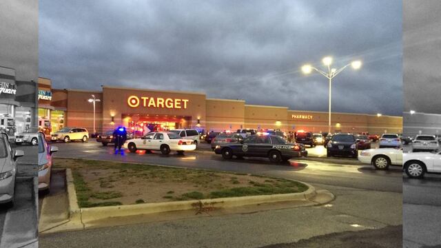 Presuntamente se trataría de 2 agresores que abrieron fuego en el centro comercial alrededor de las 17:30 horas.