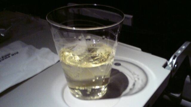 Tal vez decidas ya no beber nada durante tu vuelo.