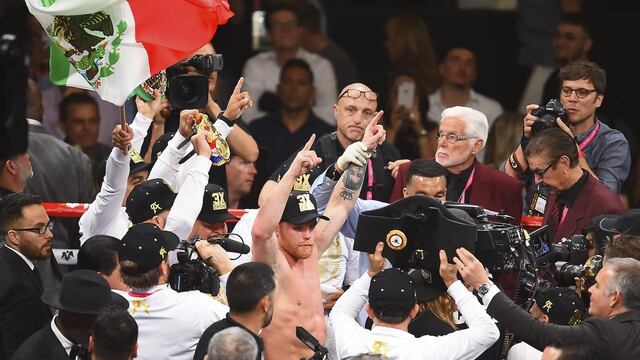 Canelo celebra el triunfo en la T-Mobile Arena de Las Vegas