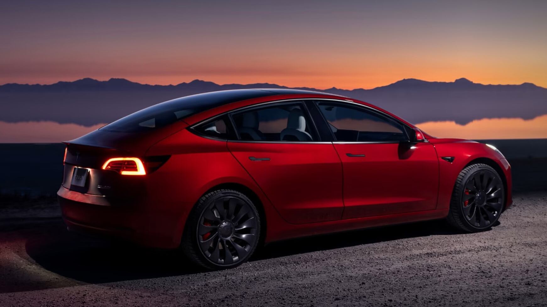 Niña queda atrapada en auto Tesla sin batería; abuela pide partirlo por la mitad para rescatarla