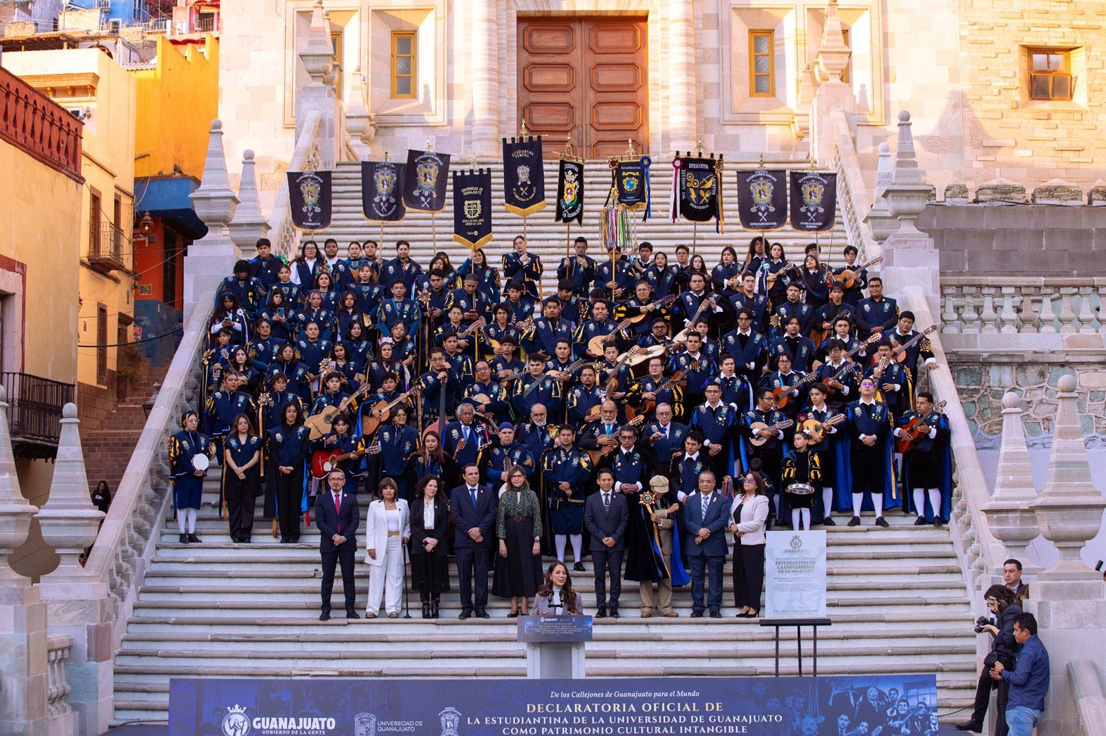 Estudiantina de la UG es ya Patrimonio Cultural Intangible: Libia Dennise firma decreto.