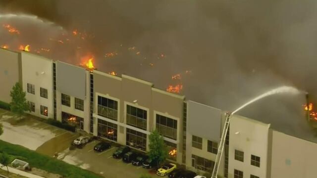 Incendio en bodega de Amazon