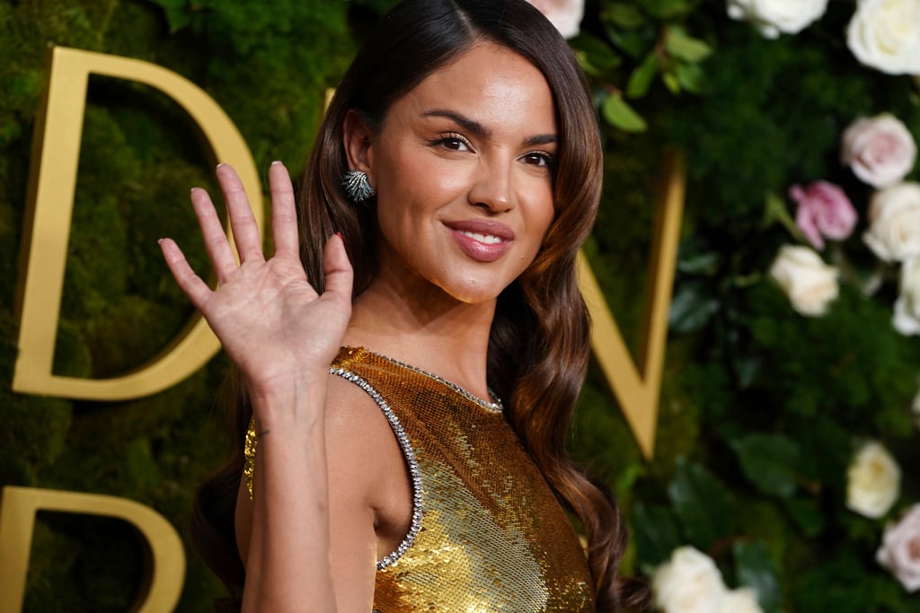 Eiza González llega a los Globos de Oro 2025.