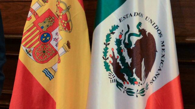 Banderas de España y México. Regios quieren doble nacionalidad.