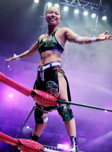 Luchadora japonesa entra al ring con música de Valentín Elizalde