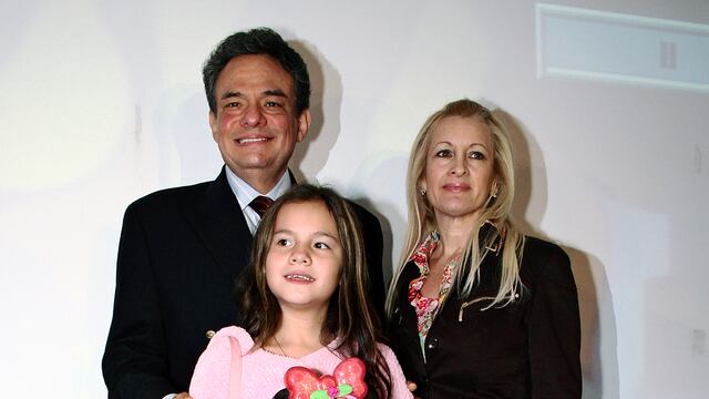 Jose José con su esposa Sara Salazar y Sarita