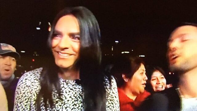 Eugenio Derbez se disfraza de su hija Aislinn para promoción de la película 'A la mala'.