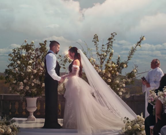 Gabriela Berlingeri y Bad Bunny en su video de 'Titi me preguntó'