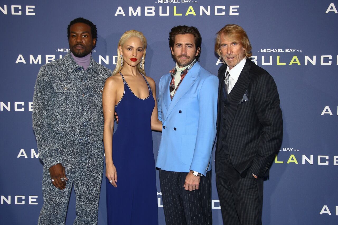 Eiza González con sus compañeros de "Ambulance"