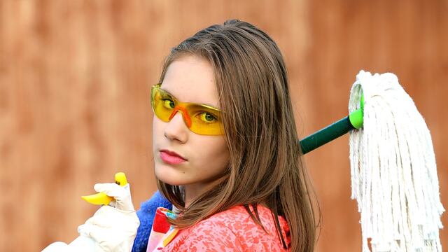 Mujeres dedican 4 horas más a limpieza del hogar que los hombres.