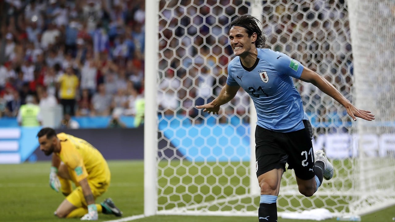 Cavani festeja su golazo.