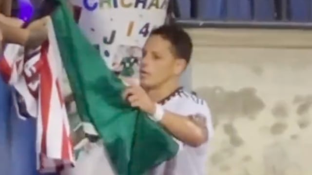 Chicharito desprecia la bandera (Foto: Captura de video)