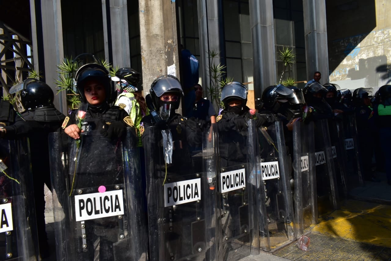 Durante la marcha 8M CDMX regalaron rosas a policías