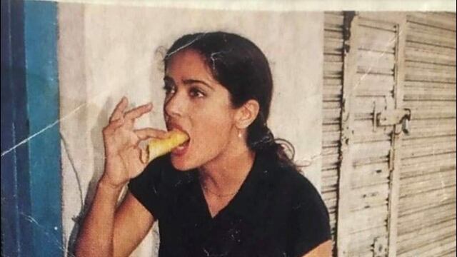 Salma Hayek comiendo tacos en la calle