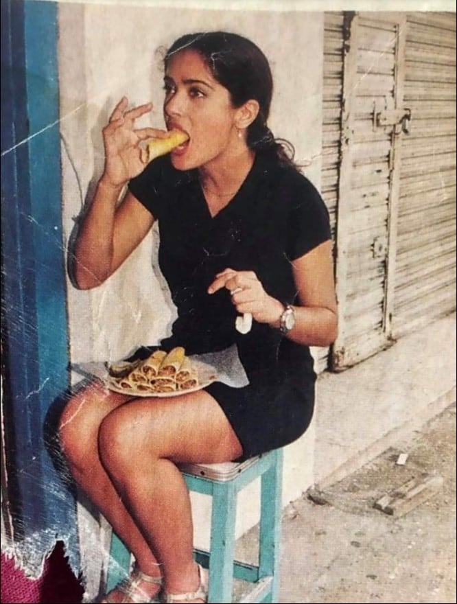 Salma Hayek comiendo tacos en la calle