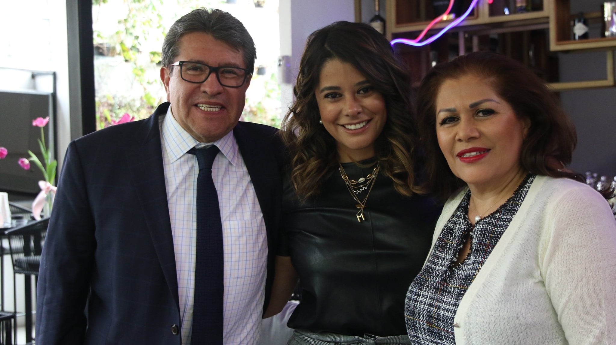 María Monreal con sus papás Ricardo Monreal y María de Jesús Pérez.