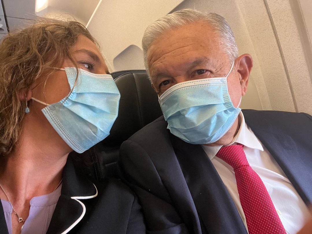 AMLO y Beatriz Müller en vuelo hacia Washington