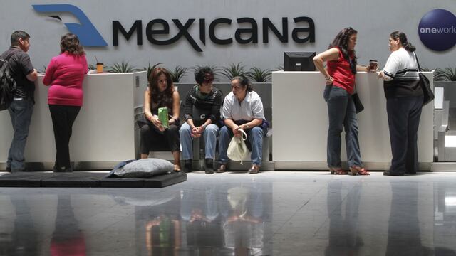 Jubilados de Mexicana de Aviación protestan y montan un campamento en las instalaciones de esta aerolínea para exigir la solución del conflicto laboral a las autoridades federales