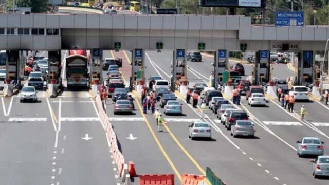 Se recomendó a los automovilistas que para que haya fluidez y evitar contratiempos en las casetas de cobro, adhieran su nuevo tag en el parabrisas. Foto/Notimex