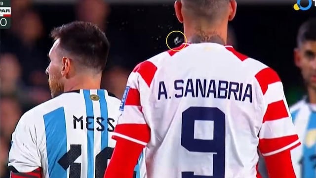 Un futbolista de Paraguay le escupió a Lionel Messi en pleno partido.