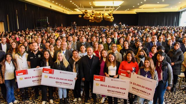 Julio Menchaca entrega tarjetas bancarias en Hidalgo