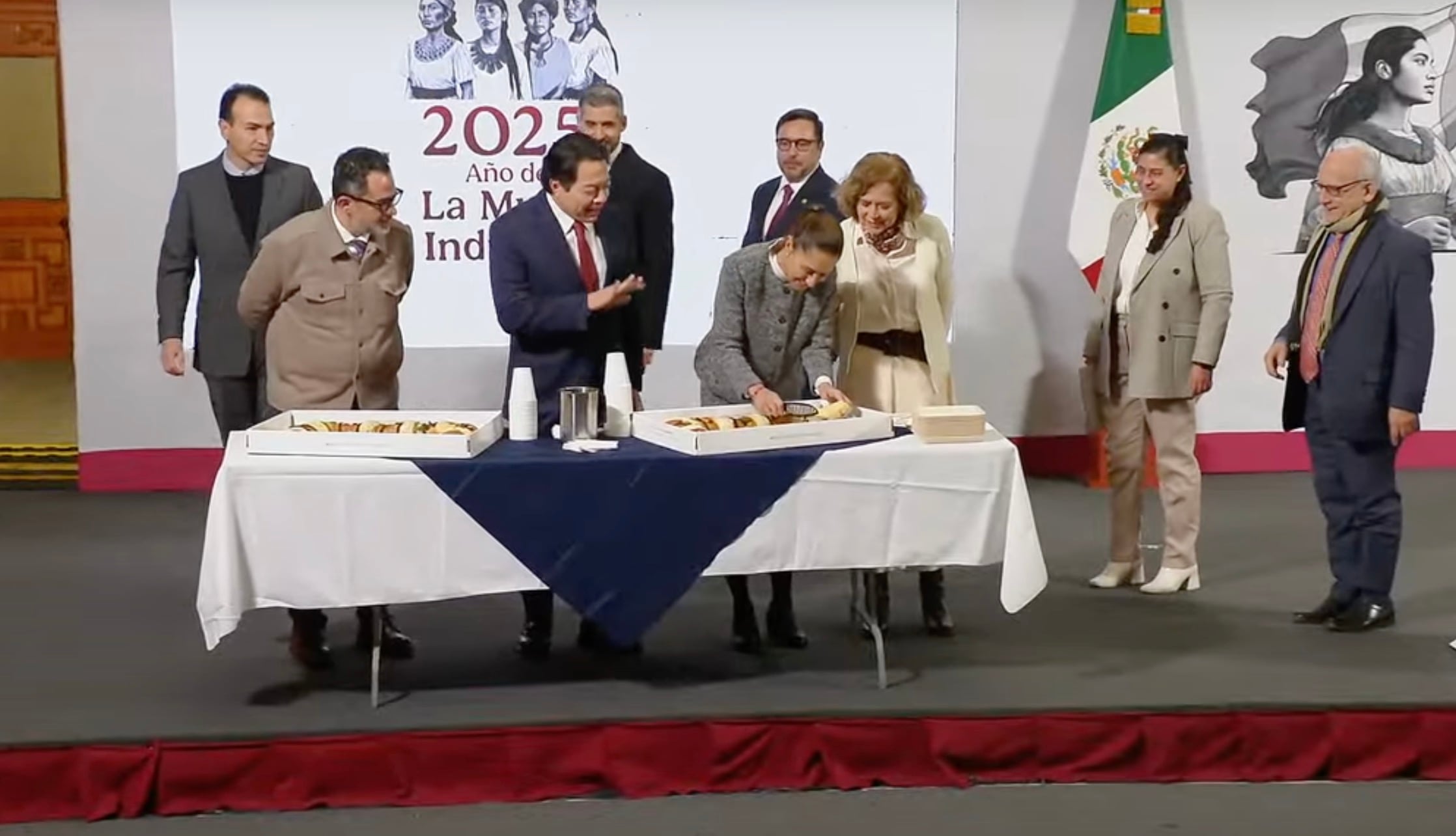 Claudia Sheinbaum parte una rosca de reyes en la Mañanera