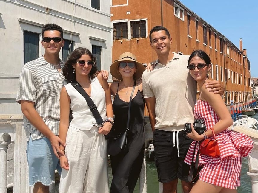 Itatí Cantoral está con sus hijos gemelos y las novias en Italia