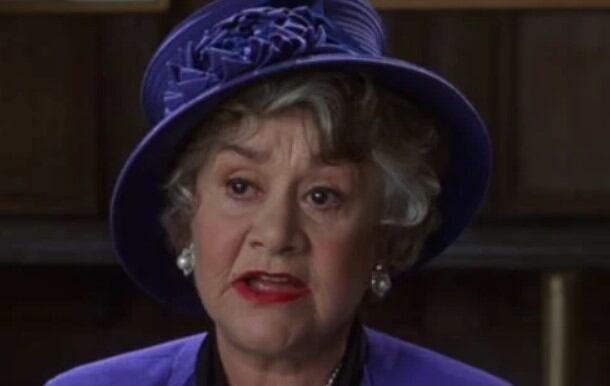 Joan Plowright en Una intrusa en la familia