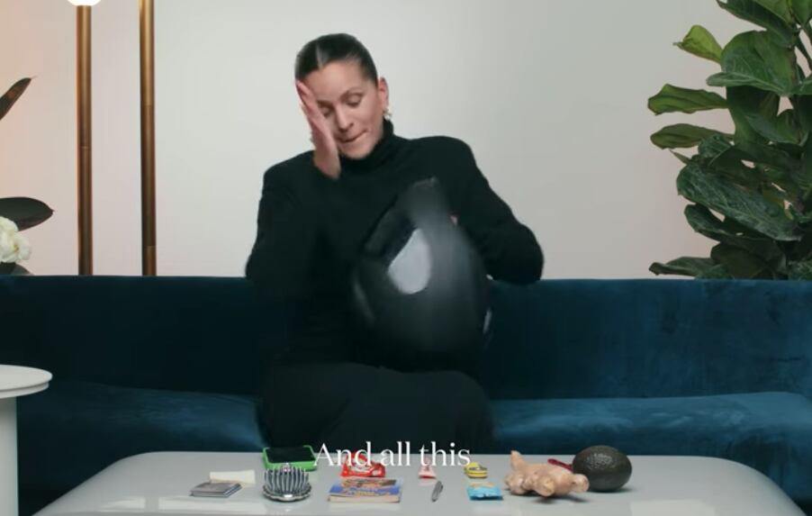 Rosalía presume lo que lleva en el bolso