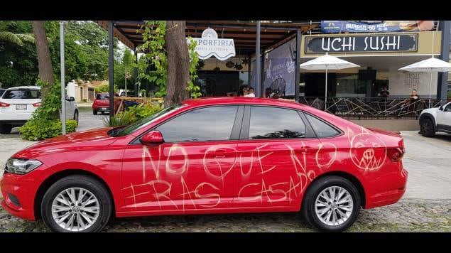 "¿No que no eras casado?", el terrible mensaje en un carro.