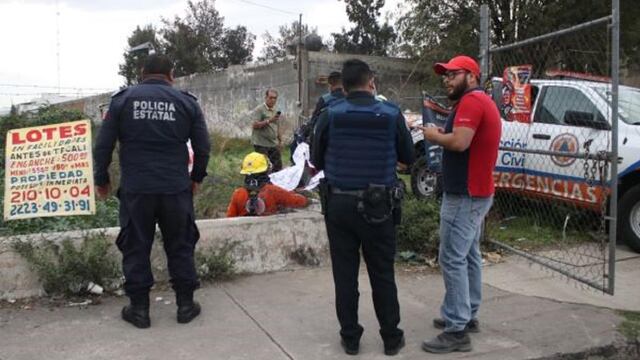 Autoridades rescatando el cuerpo