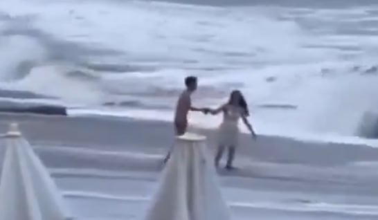 Mar de Rusia arrastra a mujer y la desaparece