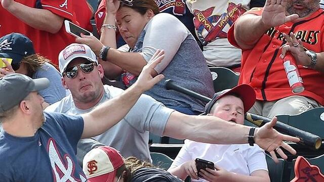 Salvan a niño de golpe con bate.