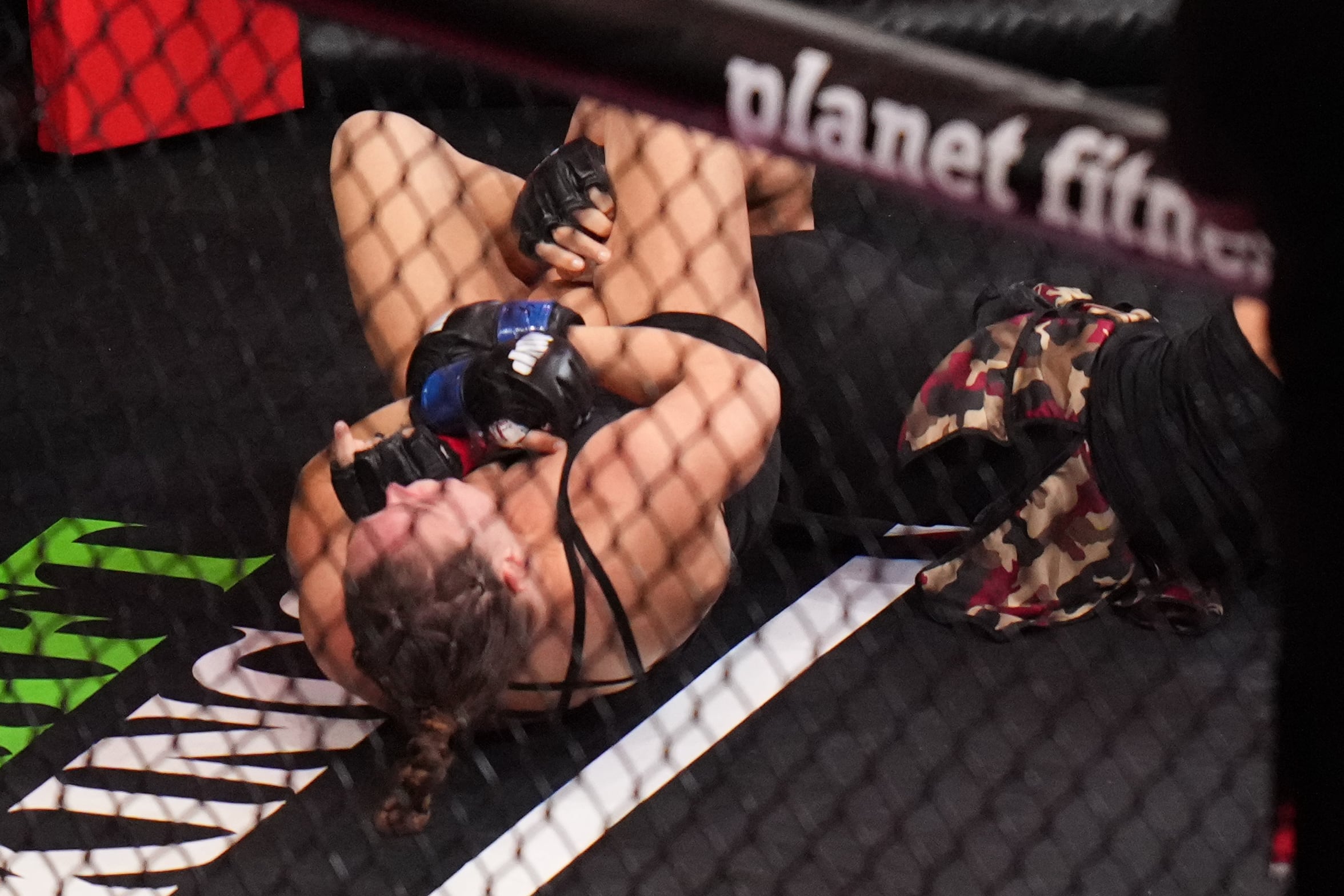 Ronda Rousey se impone a Gina Carano en una pelea histórica de MMA.