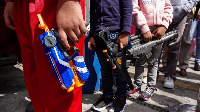 Niños con armas de juguete