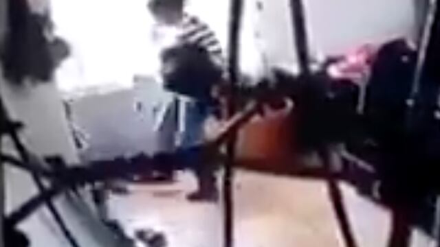 Maltrato de niñera a niños de 2 años.
