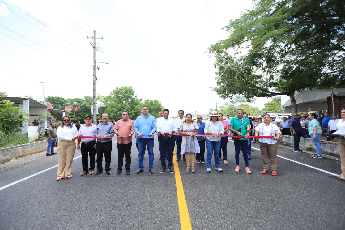 Javier May impulsa obras de caminos, agua potable y vivienda en Macuspana.