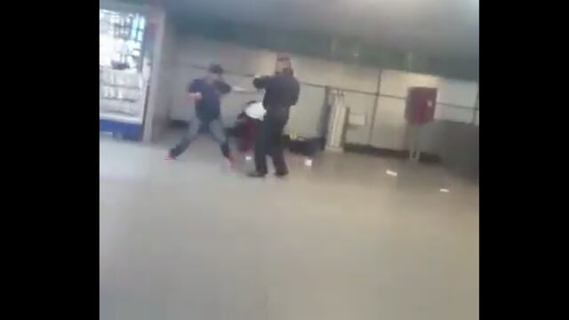 El policía terminó noqueado.