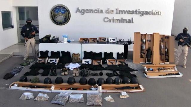 Arsenales, equipos tácticos y drogas incautados.