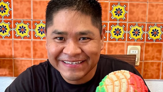 La foto de Erasmo Catarino desayunando una concha antes de volverse senador del PVEM